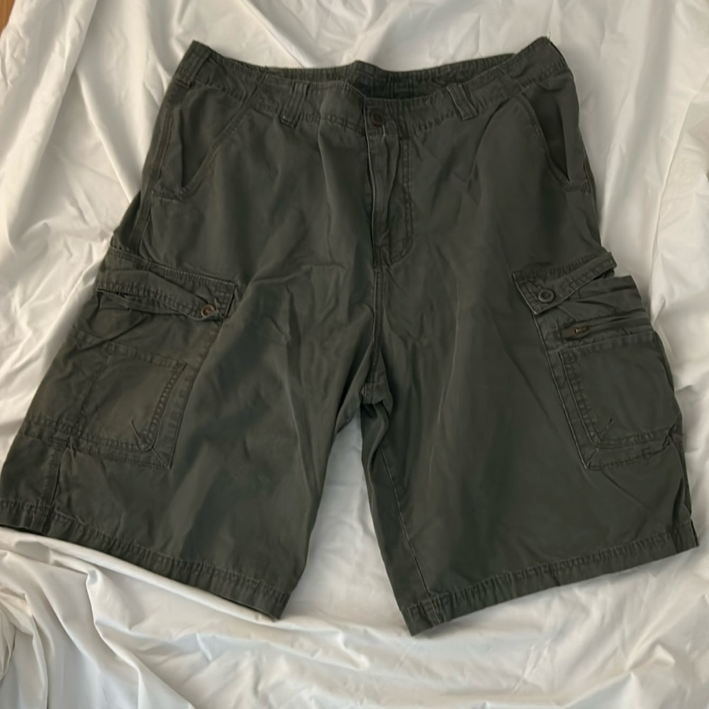 Velocity cargo shorts, men’s shooting apparel. Army green, size 36, 100% cotton.